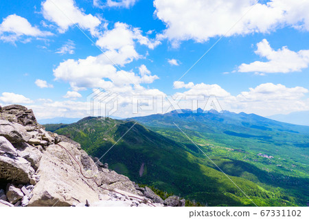 Tateshina mountain climbing in early summer: Yatsugatake seen from Menokami Chaya (Tateshina mountain climbing mouth) course Tateshina mountain climbing in early summer: Yatsugatake seen from Menokami Chaya (Tateshina mountain climbing mouth) course 67331102
