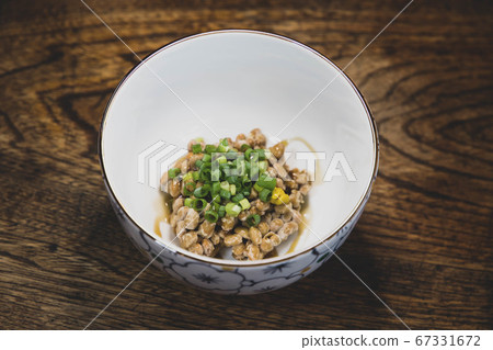 納豆,蔥和芥末混合前 納豆,蔥和芥末混合前 67331672