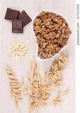 Granola, oat flakes and chocolate 67331981