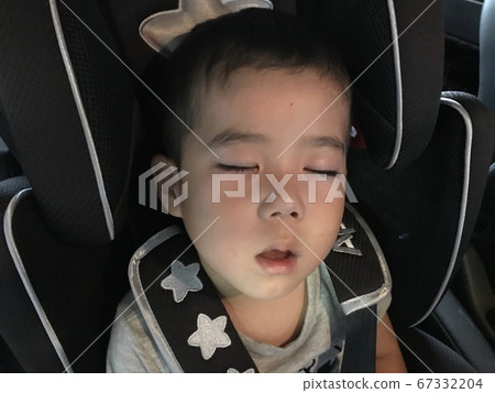 Tired little boy sleeping with his child seat open mouth Tired little boy sleeping with his child seat open mouth 67332204