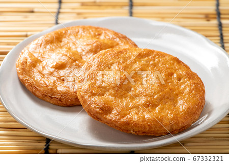 在板材安置的兩個米薄脆餅乾。背景，百葉窗。 67332321