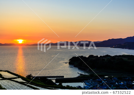 日落時分的江野K梯田（水原風景）[長崎縣東彼乃郡] 67332522
