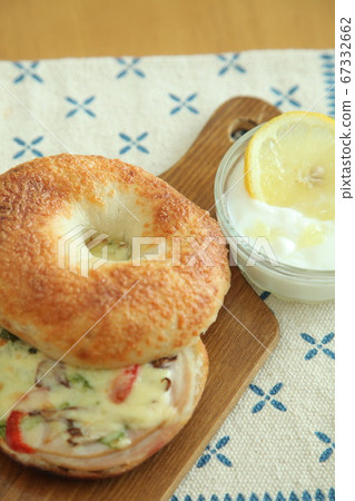 Cheese bagels 67332662