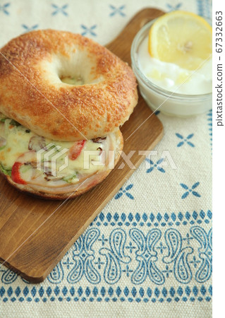 Cheese bagels 67332663