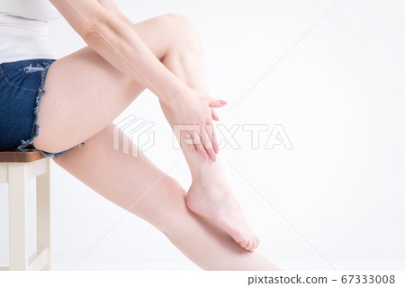 Woman in shorts 67333008