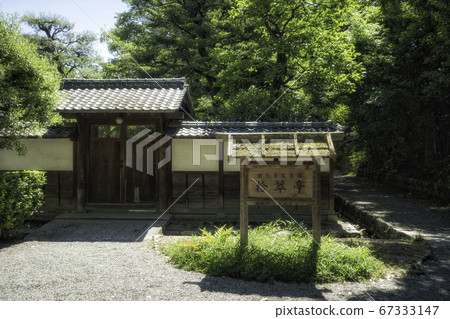 這是Sosuitei的正門風景，Kyojo House在京都御苑的廢墟花園。 67333147