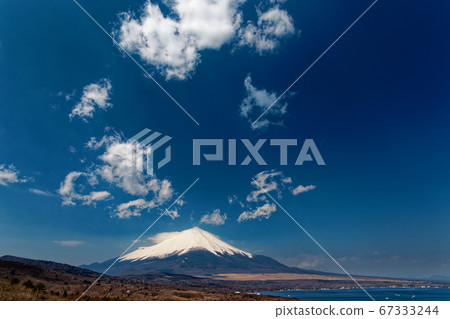 Mt. Fuji and the blue sky seen from Lake Yamanaka/Panorama Mt. Fuji and the blue sky seen from Lake Yamanaka/Panorama 67333244