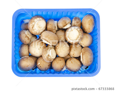Pack of blue with fresh brown champignons. 67333868