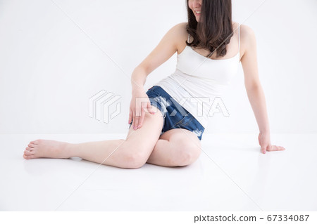 Woman in shorts 67334087