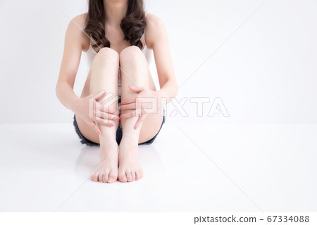Woman in shorts Woman in shorts 67334088