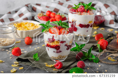 Granola yogurt fruits 67335159