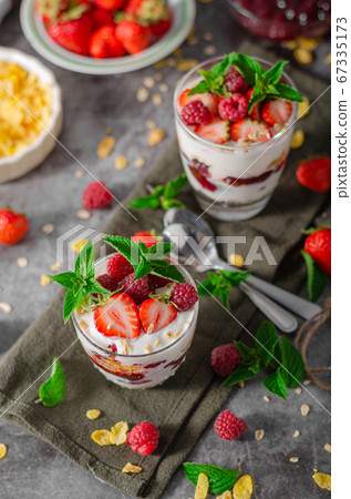 Granola yogurt fruits 67335173