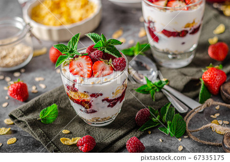 Granola yogurt fruits 67335175