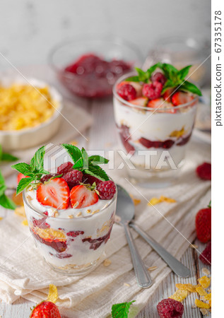 Granola yogurt fruits Granola yogurt fruits 67335178