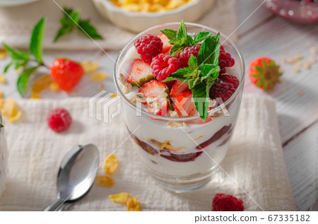 Granola yogurt fruits 67335182