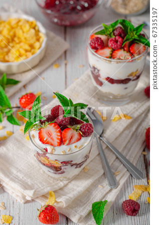 Granola yogurt fruits 67335197