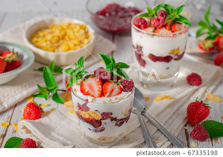 Granola yogurt fruits 67335198