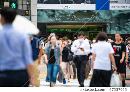 日本的東京城市景觀證實有新的日冕感染者正在增加。儘管如此，在澀谷市，仍有許多人戴著口罩... 67337033