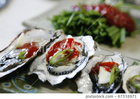 新鮮的生蠔，調味醬， 67338971