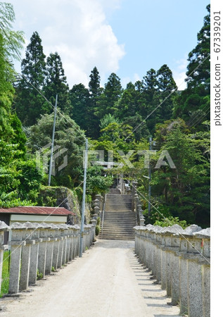 Takamizu Shrine quietly nestles in the mountains in the summer 67339201