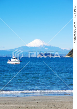 祖師海岸和富士山在晴朗的冬天 祖師海岸和富士山在晴朗的冬天 67339329