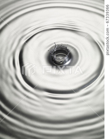 Liquid crown on metal liquid surface 67339366