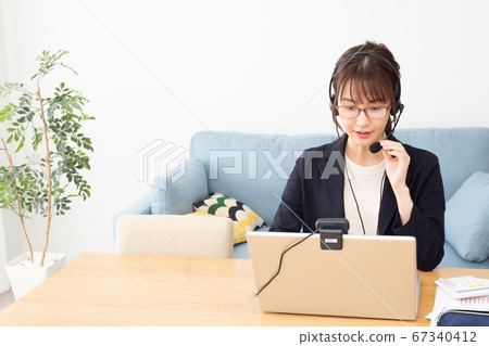 在遠程辦公上工作的女士 在遠程辦公上工作的女士 67340412