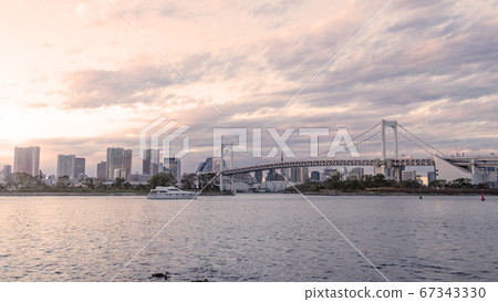 台場海在日落和車道橋 台場海在日落和車道橋 67343330