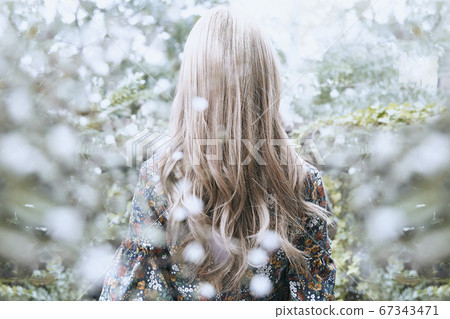 美麗的頭髮捲髮女人和植物背景上鏡的照片 美麗的頭髮捲髮女人和植物背景上鏡的照片 67343471