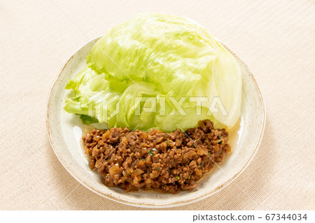 Minced meat wrapped in lettuce. 67344034