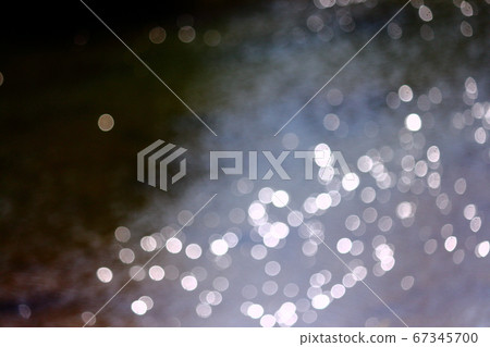 秋天,光和影在河上反射 秋天,光和影在河上反射 67345700