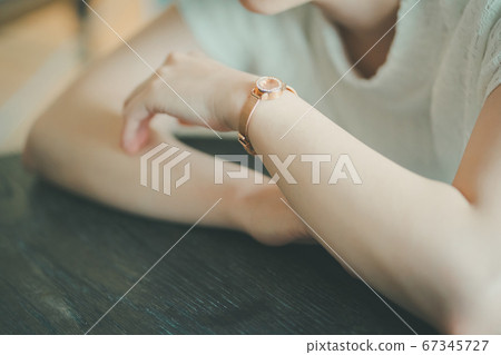 Alassa girls wearing watches 67345727