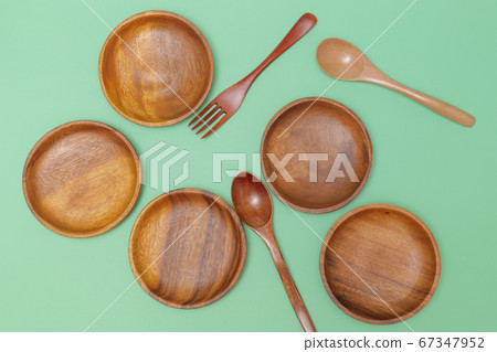 圓木菜放在綠色的背景 67347952