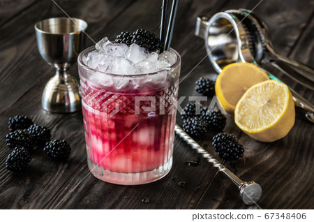 Glass of Bramble cocktail 67348406