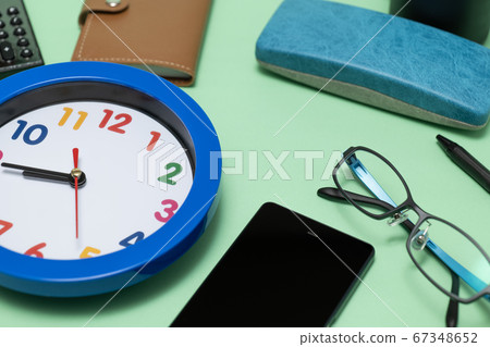 工作或時間表在綠色背景上的圖像 67348652