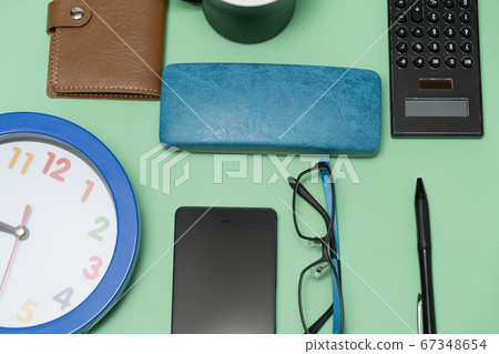 工作或時間表在綠色背景上的圖像 67348654