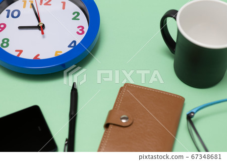 工作或時間表在綠色背景上的圖像 工作或時間表在綠色背景上的圖像 67348681