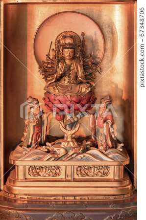 [東京，上野]在上野金內寺的七個幸運神的五國院裡供奉的蓮花上雕刻的菩薩菩薩像。 67348706