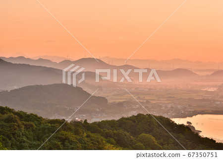 Red hazy mountain hem, plain on the lake Red hazy mountain hem, plain on the lake 67350751
