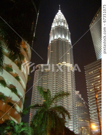 Towering Petronas Twin Towers Towering Petronas Twin Towers 67351075