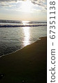 黃昏時大海照耀的水面 67351138