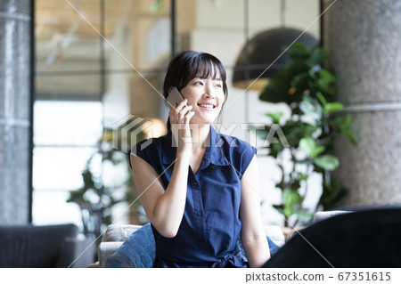 女性智能手機的生活方式 女性智能手機的生活方式 67351615