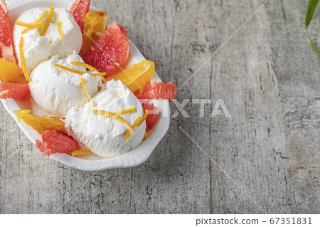 Vanilla icecream balls with orange and grapefruit 67351831