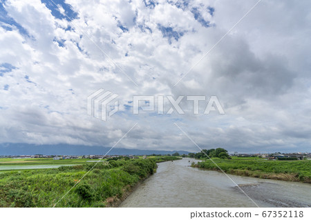 Koishiwara River and rainy season sky (Asakura City, Fukuoka Prefecture) 67352118