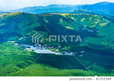 Lake Shirakaba and Kuruma in early summer (from the summit of Mt. Tateshina) 67352364