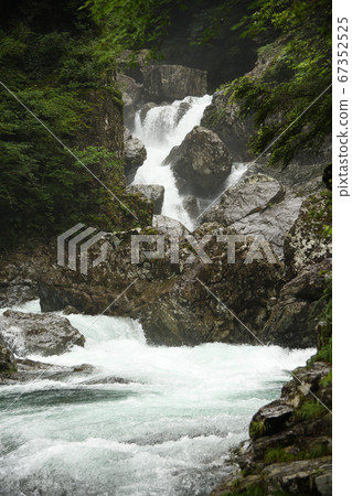 Light Falls in the Mitarai Valley 67352525