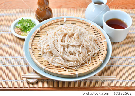 Sarashina soba, Sarashina buckwheat, Sarashina buckwheat, sardina soba. Sarashina soba with whitish dry noodles using 80% of Sarashina flour. 67352562