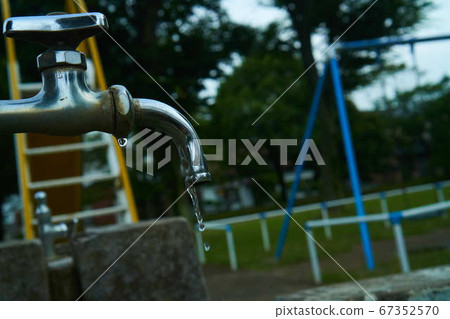 Park after the 5 o'clock chime Park after the 5 o'clock chime 67352570