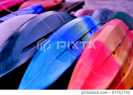 多彩獨木舟與腹部對齊 多彩獨木舟與腹部對齊 67352730