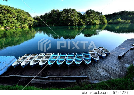 夏末時分，在吉沼沼排隊的船隻 67352731